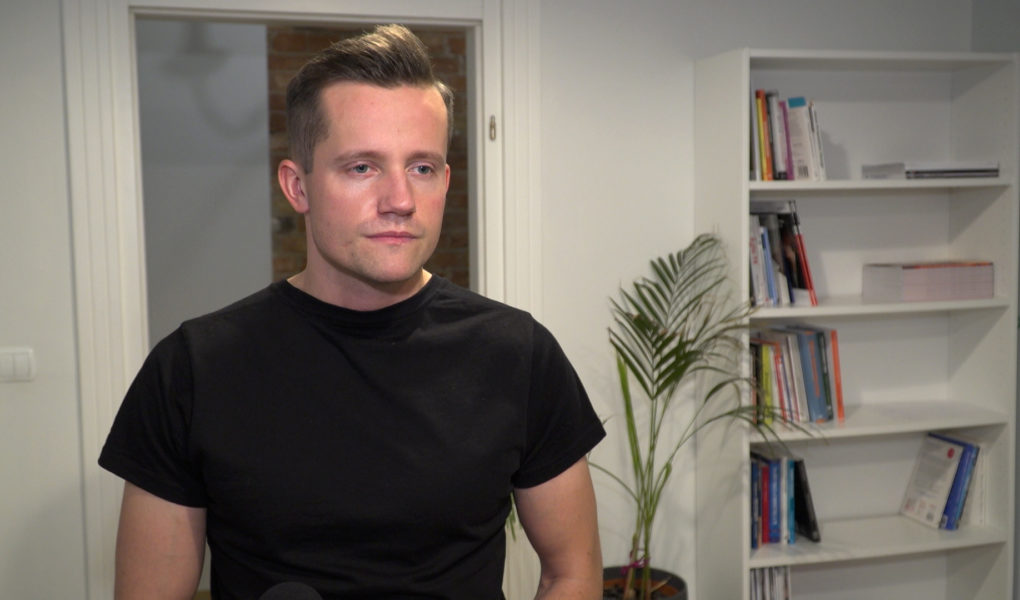 Na wejście do branży IT decyduje się coraz więcej młodych. Większość programistów to samoucy, a co trzeci zaczynał od studiów kierunkowych