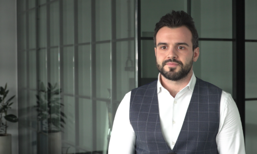 Wzrost oprocentowania kredytów złotowych powoduje, że frankowicze są mniej chętni do ugód z bankami. Większość woli iść do sądu