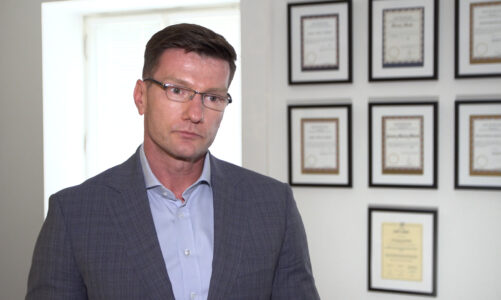 Amerykańskie indeksy mają za sobą kolejny wzrostowy miesiąc. Druga połowa roku na rynkach akcji może być nerwowa