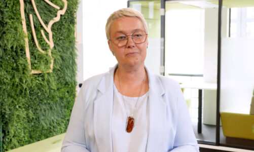 Hałas w szkołach to wciąż duży problem. Coraz więcej placówek jest wyposażanych w kabiny akustyczne