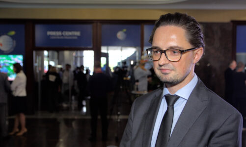 Transformacja energetyczna przekłada się na wzrost gospodarczy w Polsce. Przejście na odnawialne źródła energii nie może być zbyt szybkie